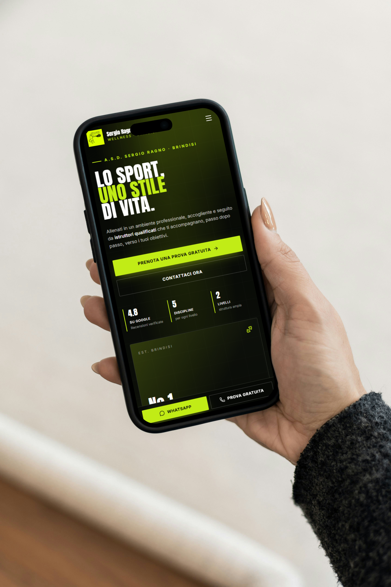 Sito web ASD Sergio Ragno visualizzato su iPhone — palestra e fitness a Brindisi